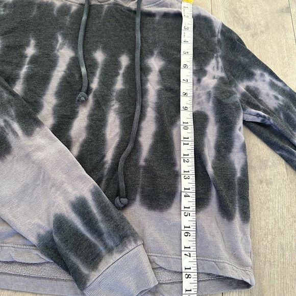 Crop tie dye hoodie 
Size small 
Included in mix and Match 5 listings for $30 - Picture 4 of 7